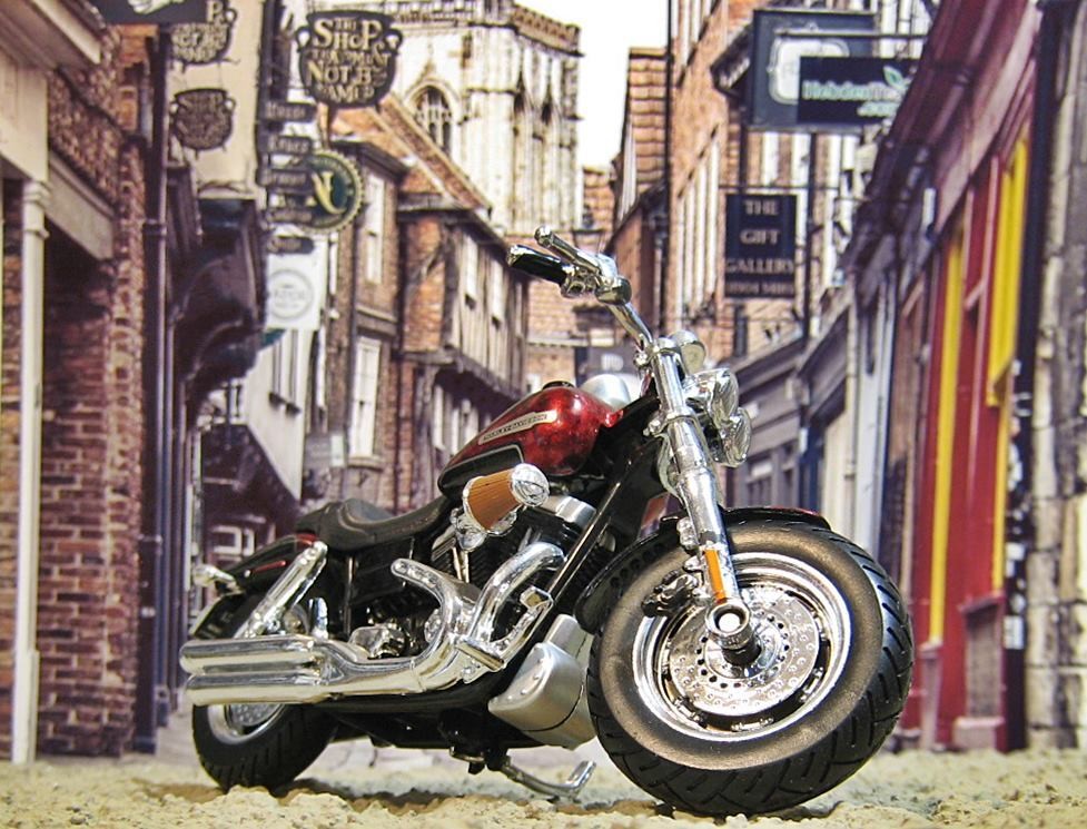 Maisto 1/18 Harley-Davidson CVO Fat Bob Twin Headlight 2009 Red/Black Steampunk