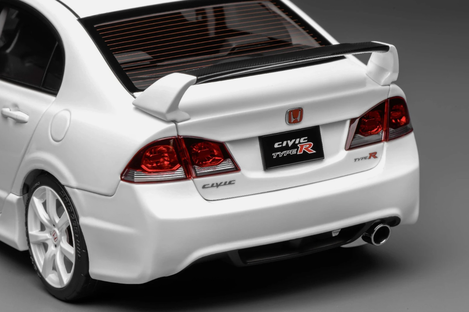 1/18 MotorHelix Honda Civic Type R ( FD2 ) RHD from 2007 champion White LAST ONE