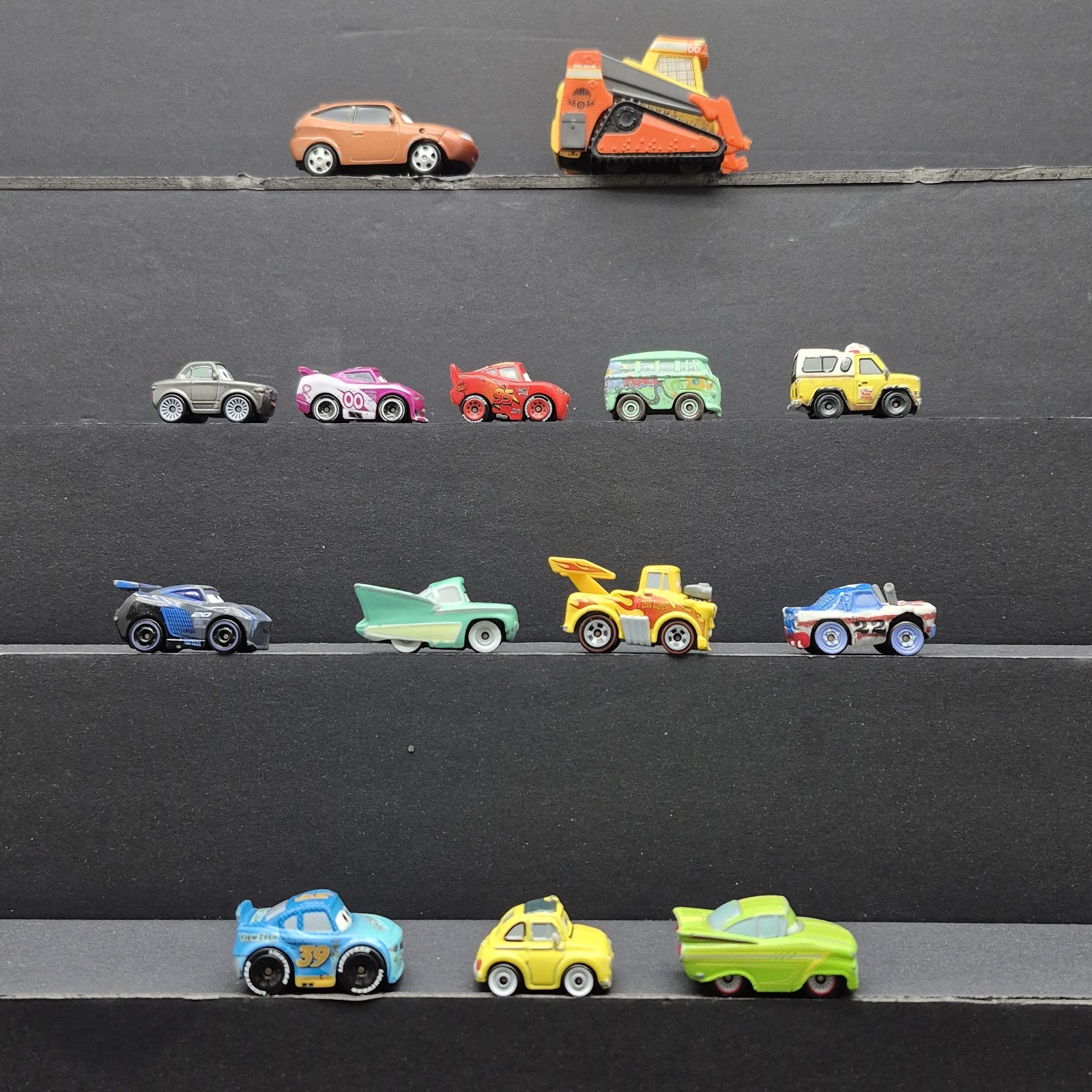 Disney Pixar Cars Mini Racers Mixed Lot of 16 Die-Cast Vehicles/Lightning McQue