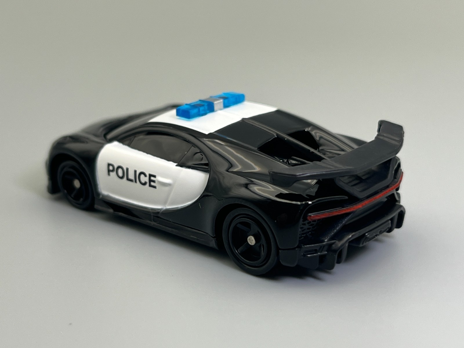 Bugatti Chiron Pur Sport Police Pursuit Tomica #79 1/63 scale