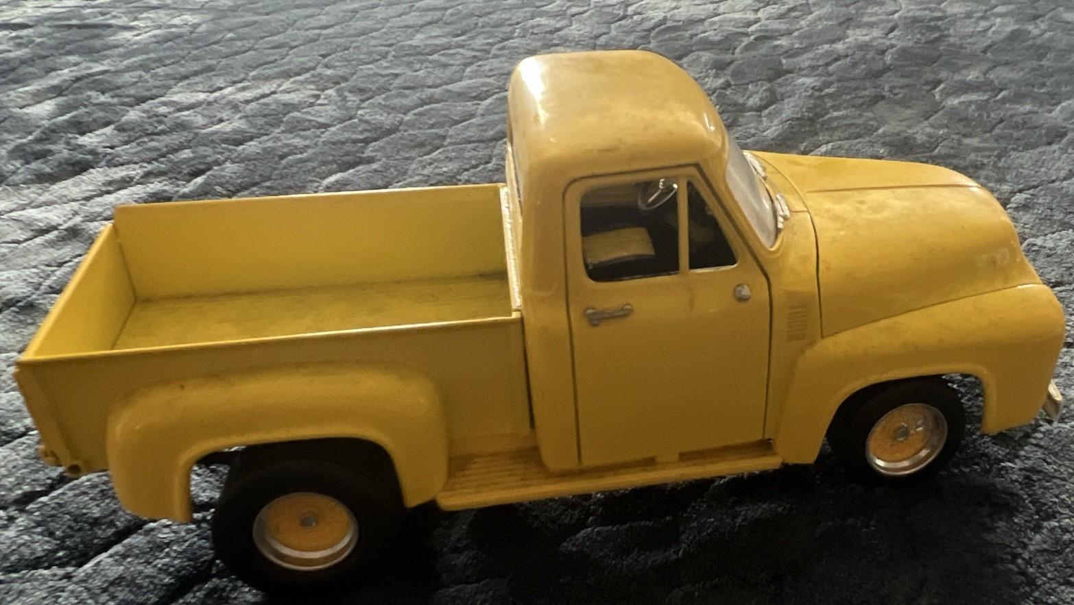 Vintage 90s Road Legends 1:18 1953 Ford F100 Pickup Yellow Opening Hood Doors