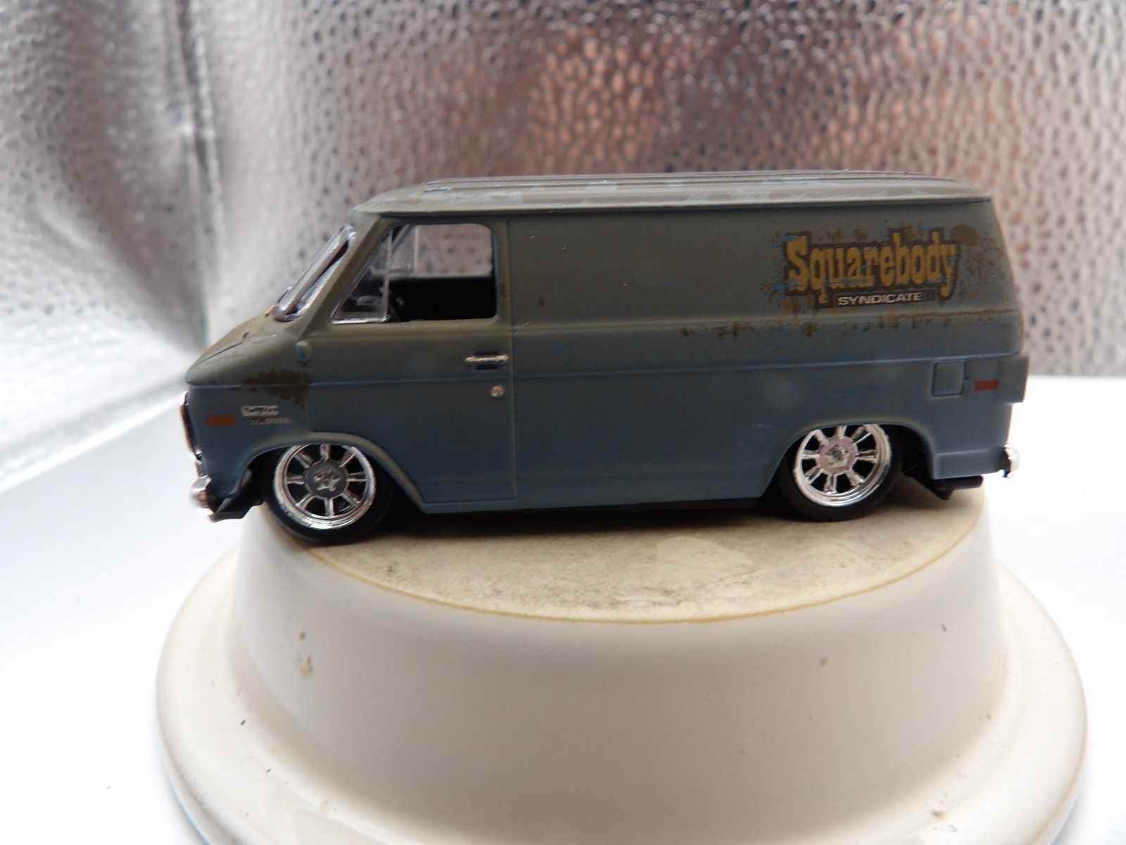 1975 CHEVROLET VAN 2024 CASTLINE M2 MACHINES 1:64 DIE-CAST