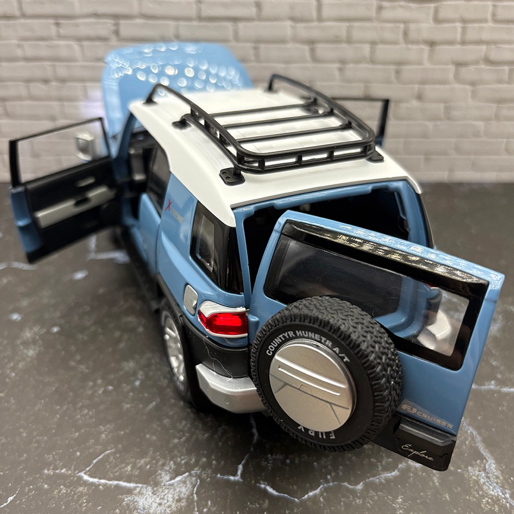 2007/2014 TOYOTA FJ Cruiser 1:24 Diecast – Officially Licensed – Blue With Box