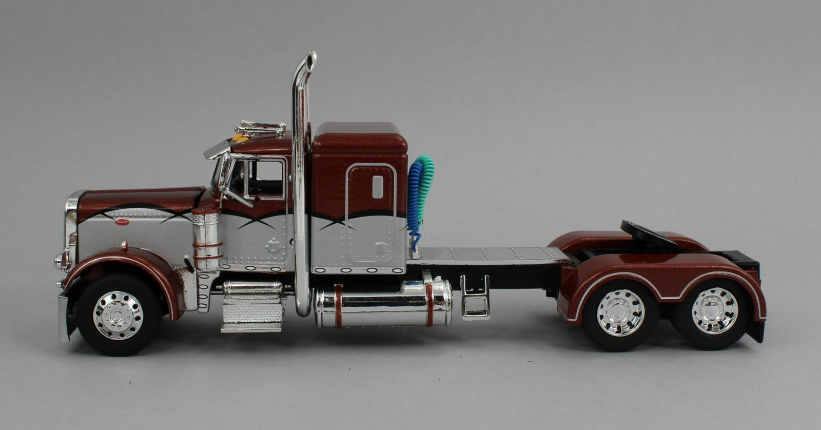 1:64 DCP *BRONZE & SILVER* Peterbilt 379 48″ Flattop & Wilson Grain Trailer NIB