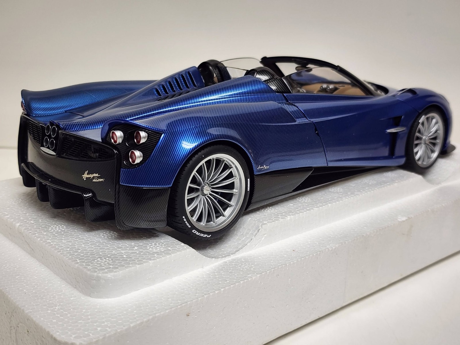 AUTOart 1:18 diecast car – Pagani Huayra Roadster (BLU Tricolore Carbon Fiber).