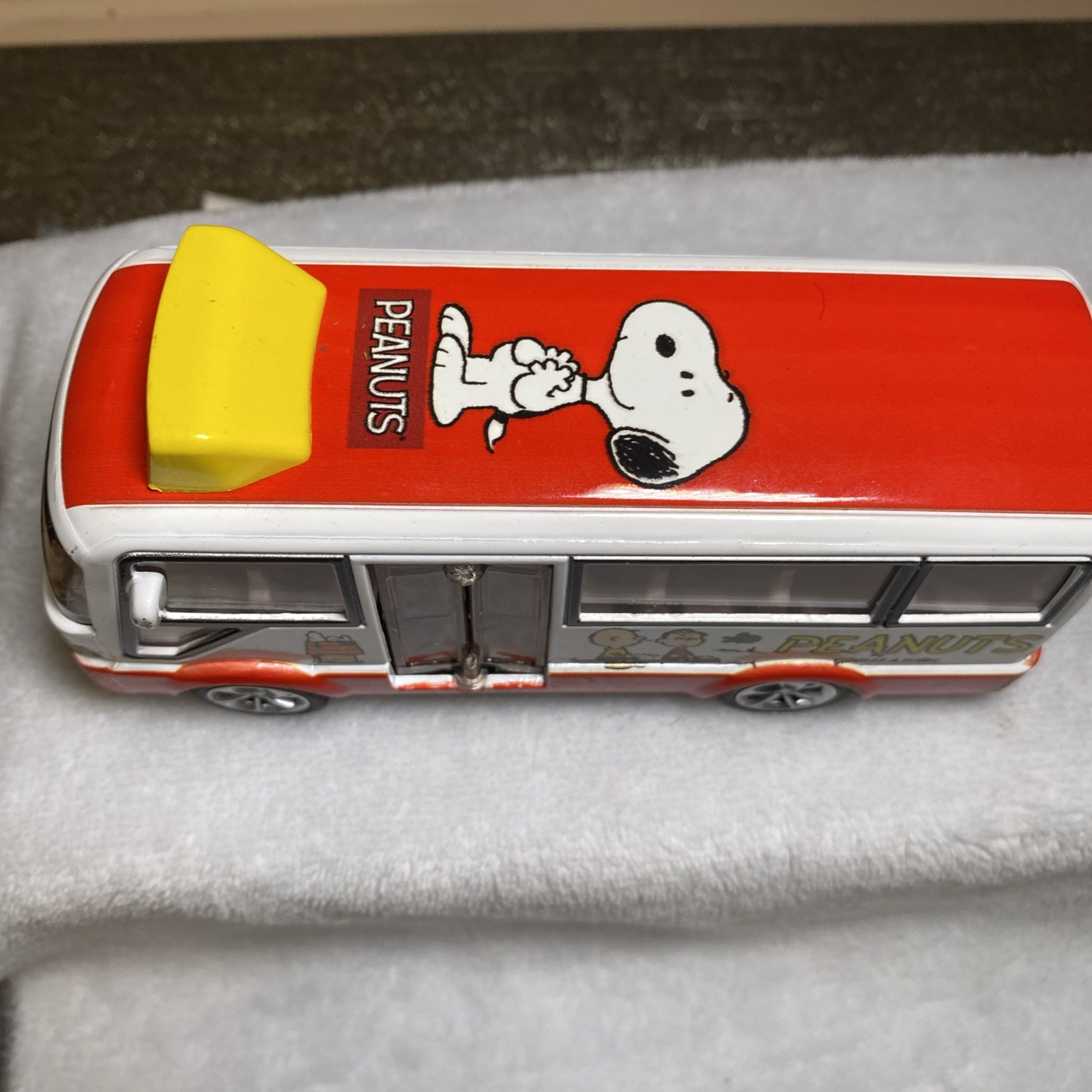 Peanuts Diecast Gang School Bus Red / White Pull Back action 51/2″