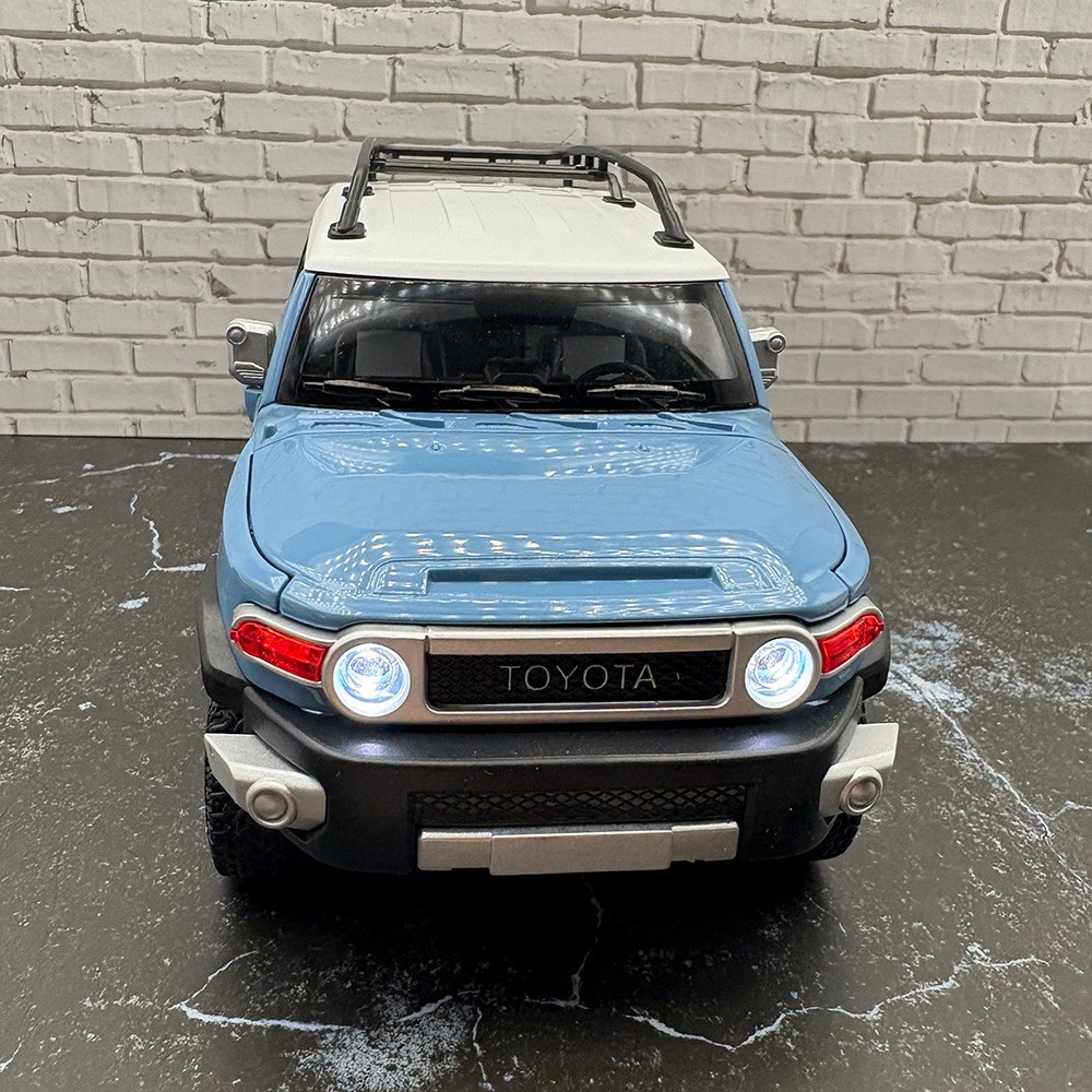 2007/2014 TOYOTA FJ Cruiser 1:24 Diecast – Officially Licensed – Blue With Box