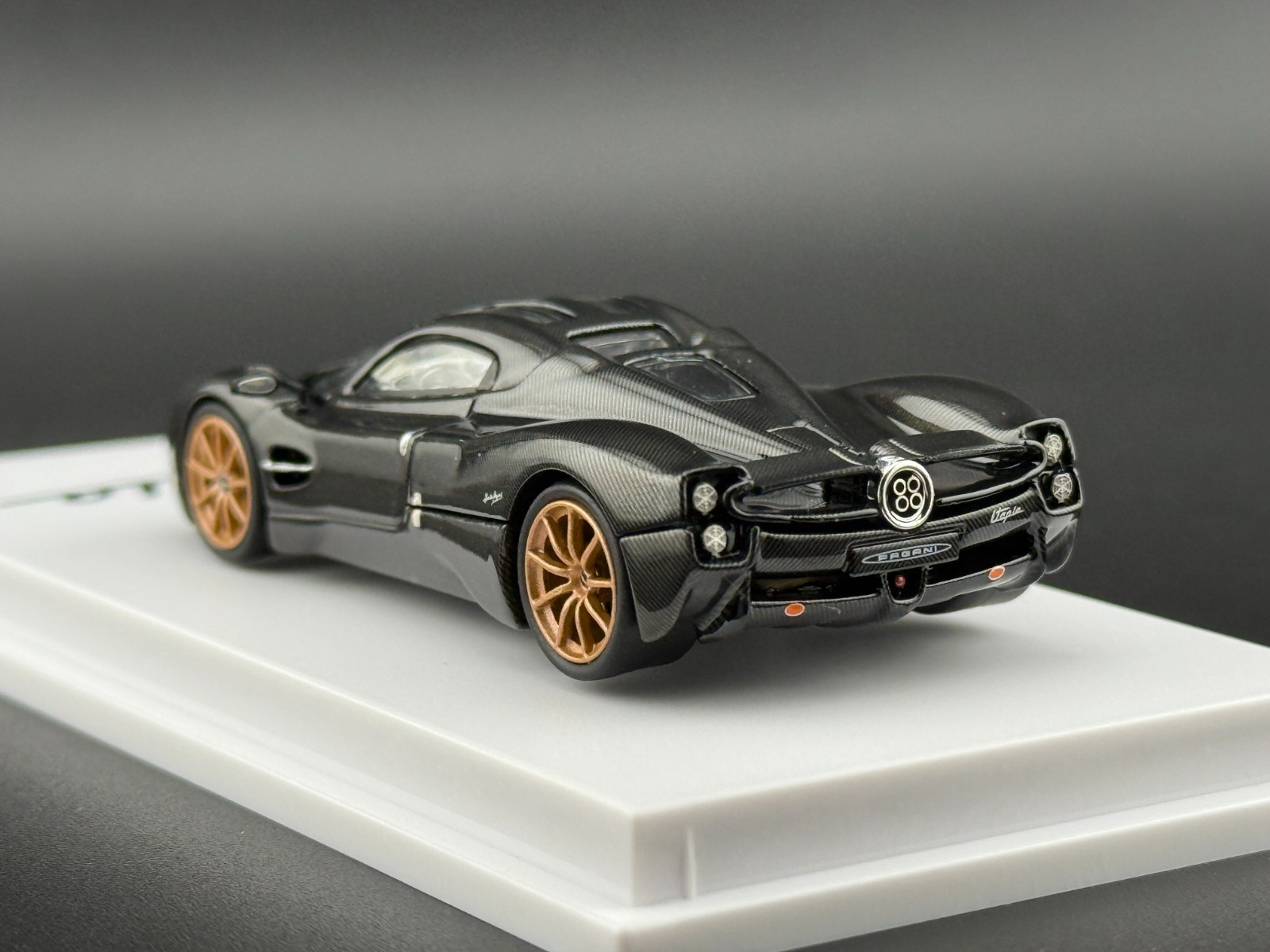CM Model Pagani Utopia Full Carbon 1/64