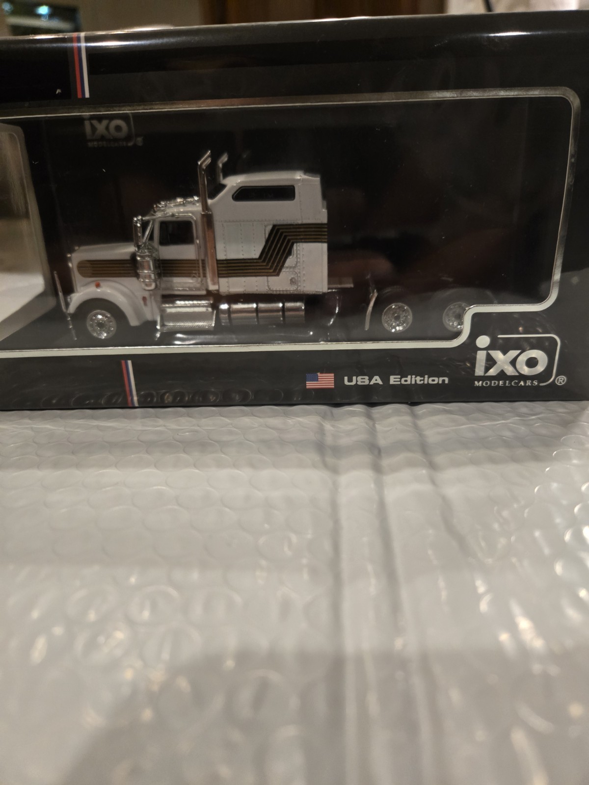 1:64 IXO Models *WHITE James Bond 007* Kenworth W900 Semi Truck NIB!