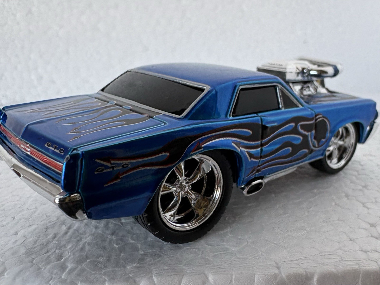 Muscle Machines 1965 Pontiac GTO Blue w/ Flames Chrome Blower 1/64 Diecast Car