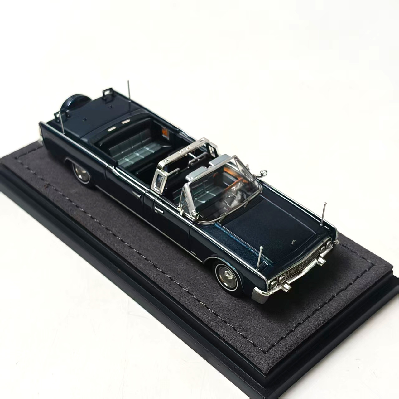 1:64 Lincoln Continental X100 Stretch Convertible Alloy Collectible Model