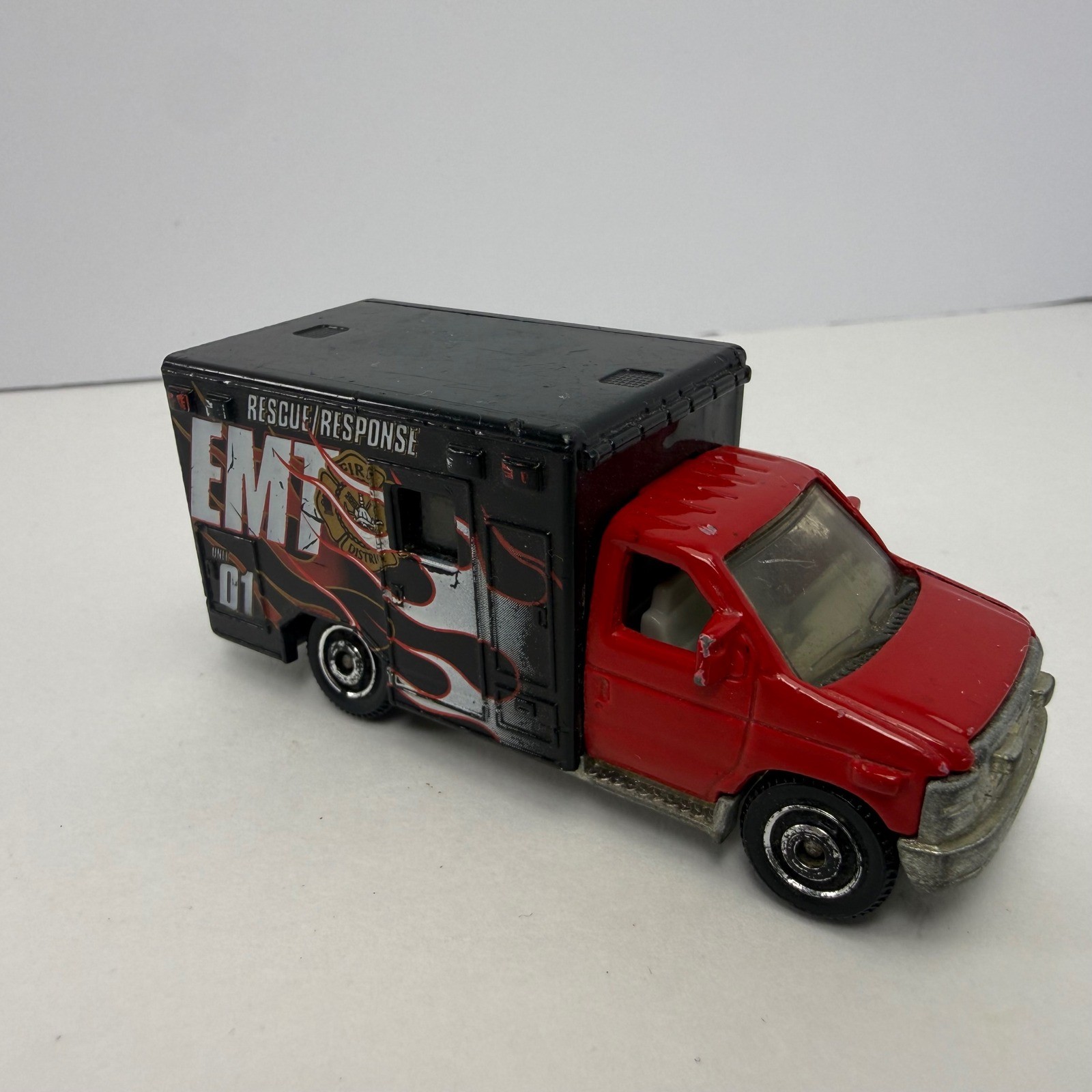 Matchbox 2009 Ford E-350 Ambulance Red Black EMT Rescue Response MB771