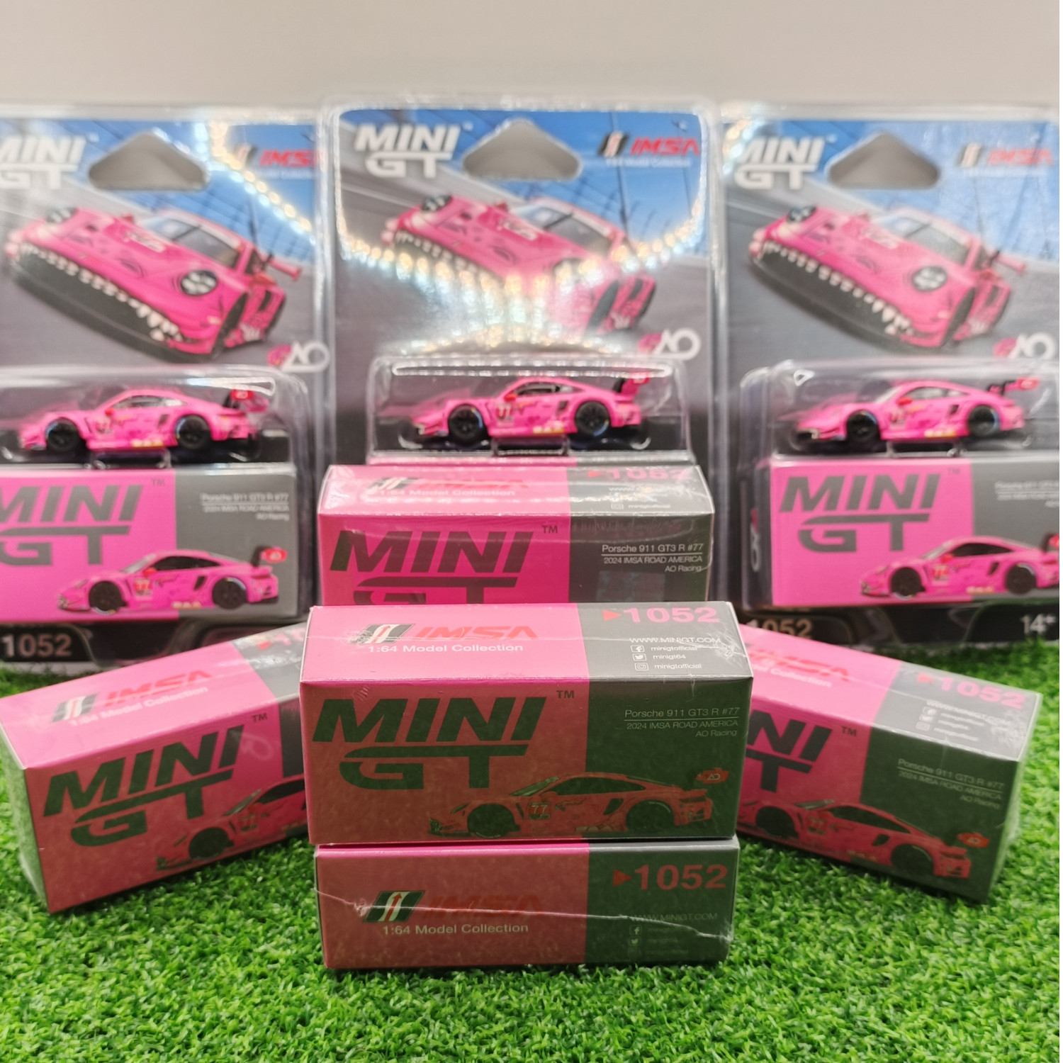 [BOX] Mini GT Porsche 911 GT3 R Roxy 1052 #77 2024 IMSA AO Racing – Sealed