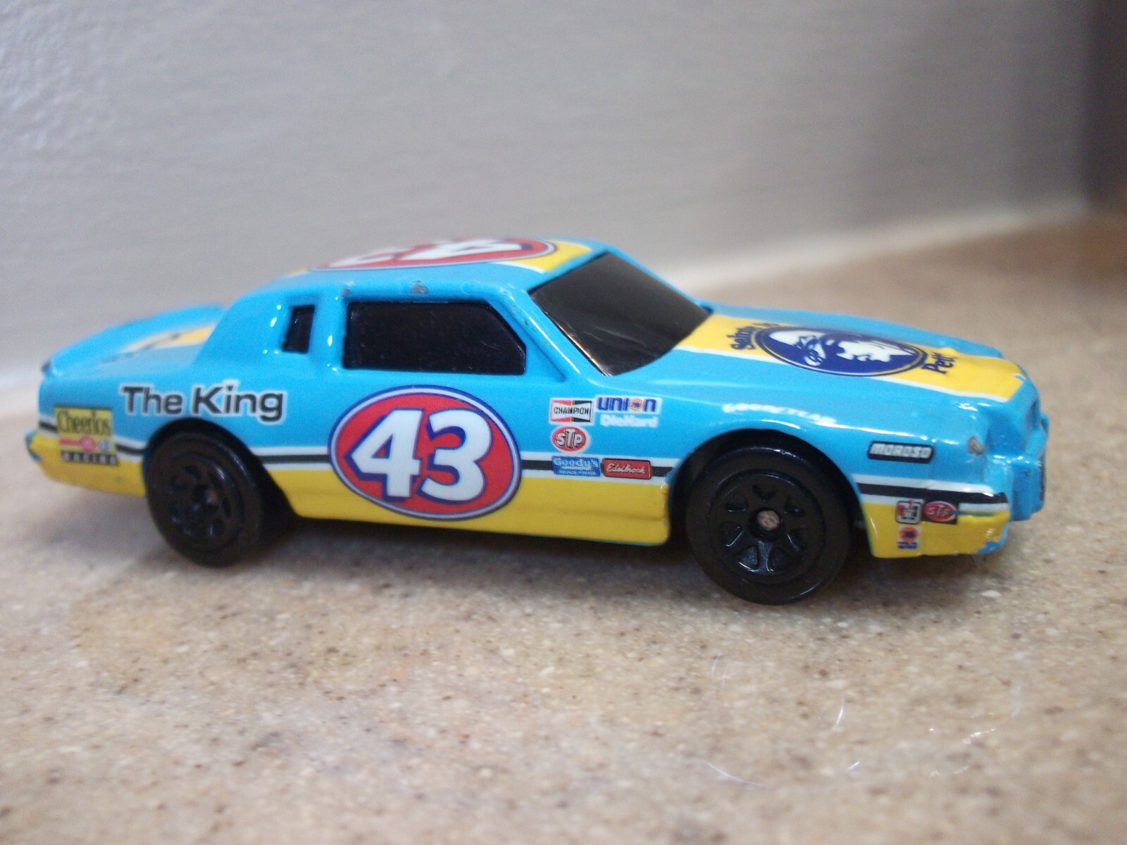 THE KING Richard Petty Vintage 1984 Pontiac Grand Prix 1/64 Model NASCAR