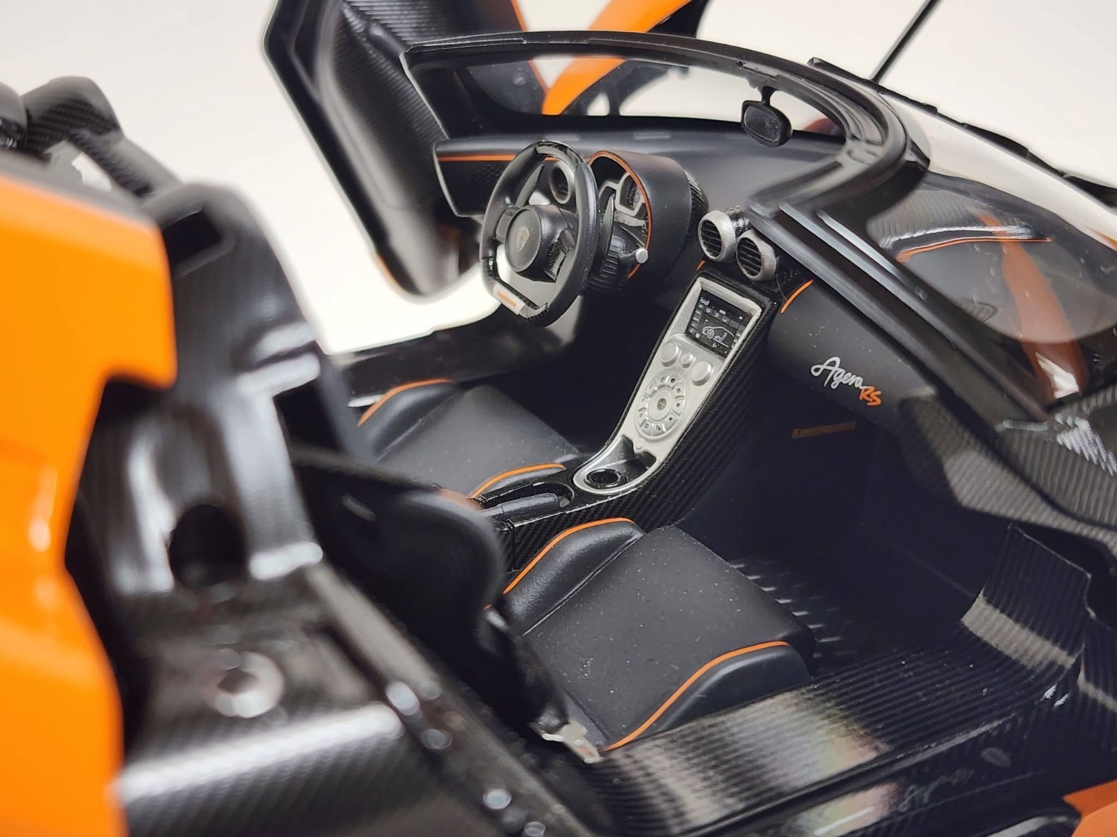 AUTOart: 1/18 autoart model car – Koenigsegg One 1 Agera RS, cone orange/black.