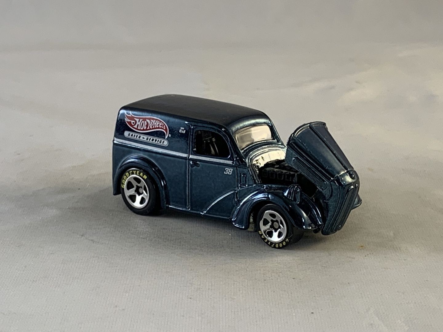 Hot Wheels Anglia Panel Truck 2006 Classics Dark Blue GY5SPs