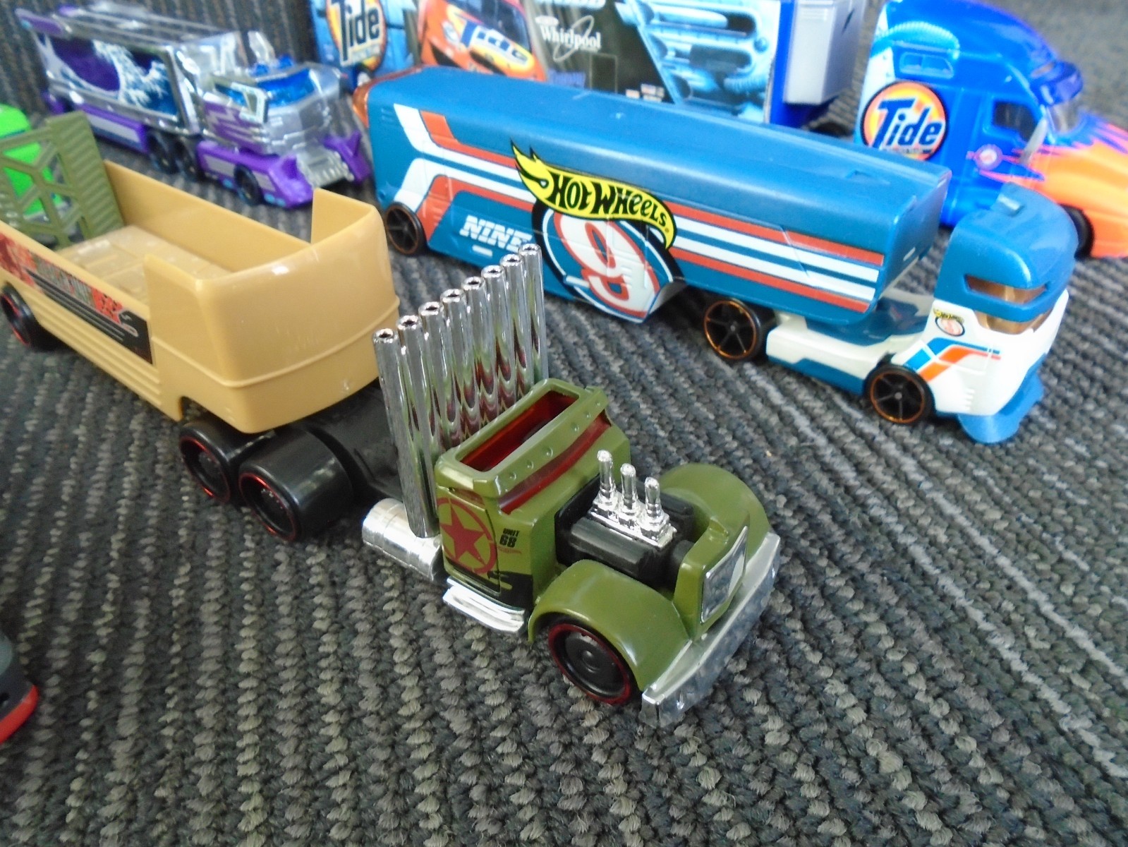 Misc Die Cast Hot Wheels Semi Trucks Lot of 9 Area 51 RZ Towing Stealth Unit