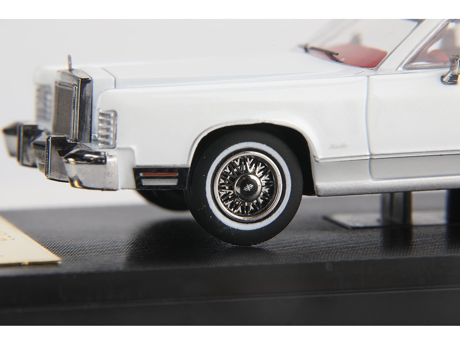 1979 LINCOLN CONTINENTAL TOWN CAR WHITE 1/64 DIECAST MODEL BY SUN STAR 60005