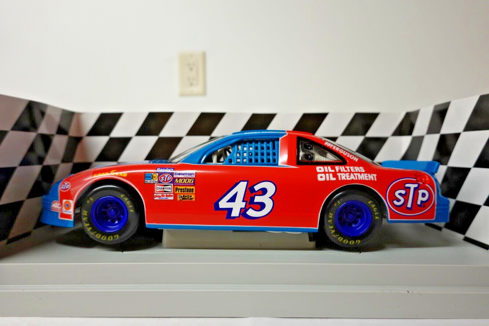 ERTL 7803 RICHARD PETTY STP 25TH ANNIVERSARY AMERICAN MUSCLE 1:18 SCALE N.I.B.