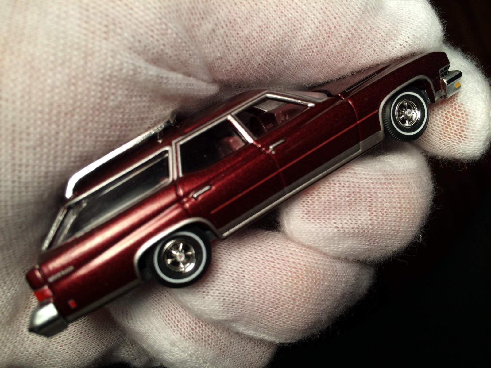 Auto World AW GM 1974 Buick Estate Station Wagon 1:64 1/64 Burgundy Model Car