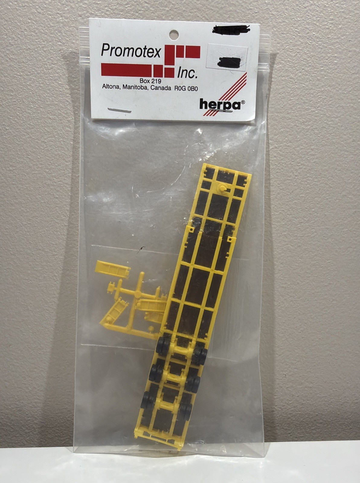 HO 1:87 Promotex # 5482 – 3-axle Equipment Trailer w/ramps – Yellow A45