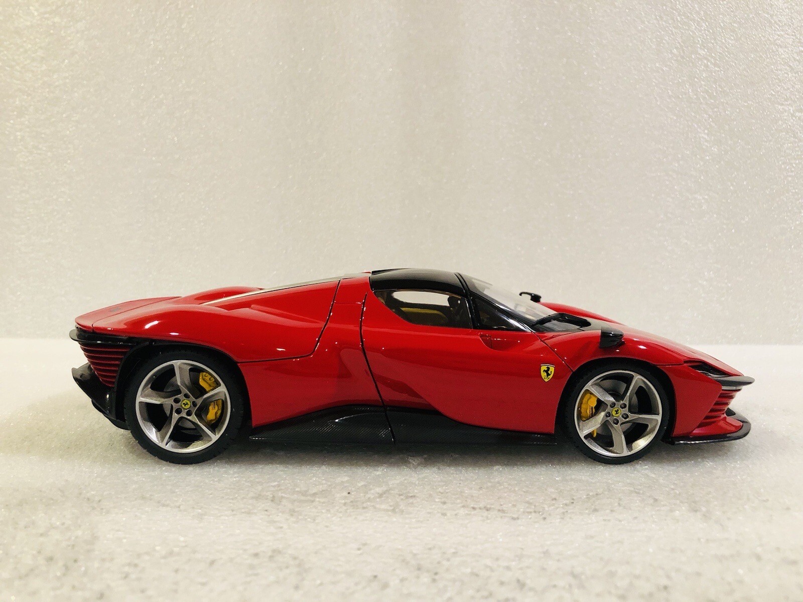 1/18 Bburago Ferrari Daytona SP3 Rosso Corsa Spider Closed Version Signature