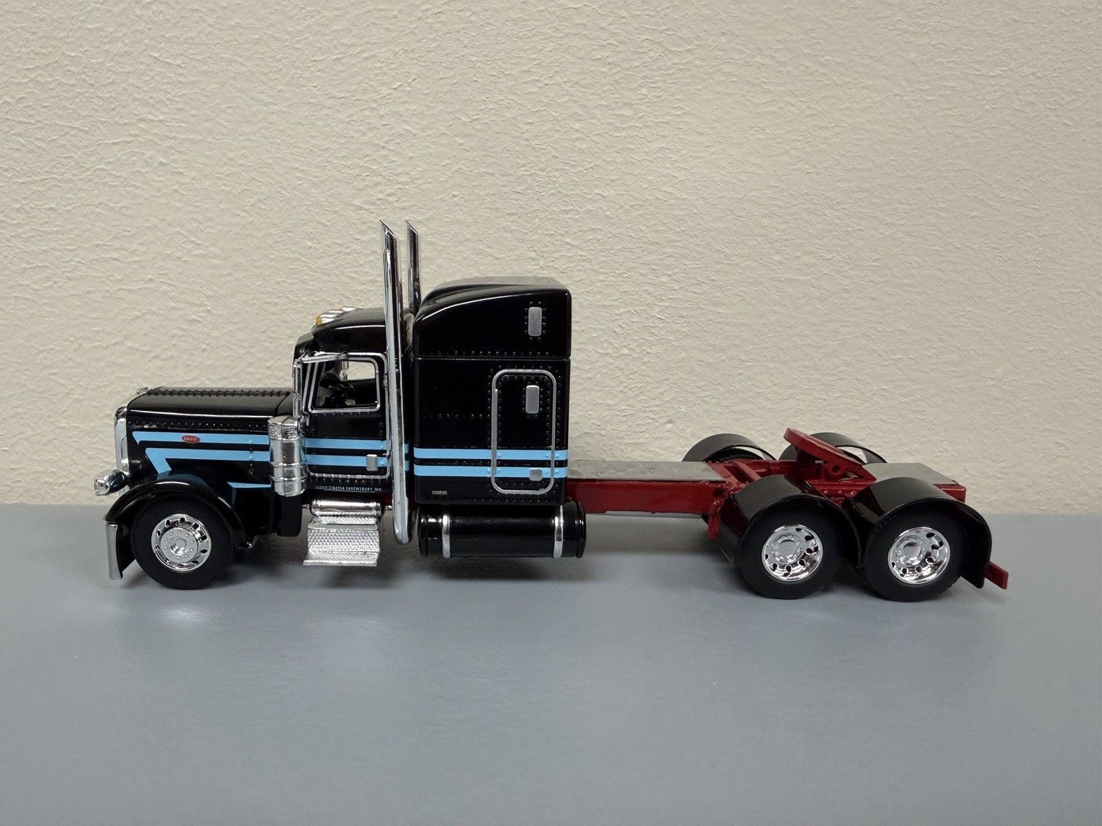 DCP 1/64 Peterbilt 389 63” Mid Roof Sleeper Black Blue & Dark Red Frame