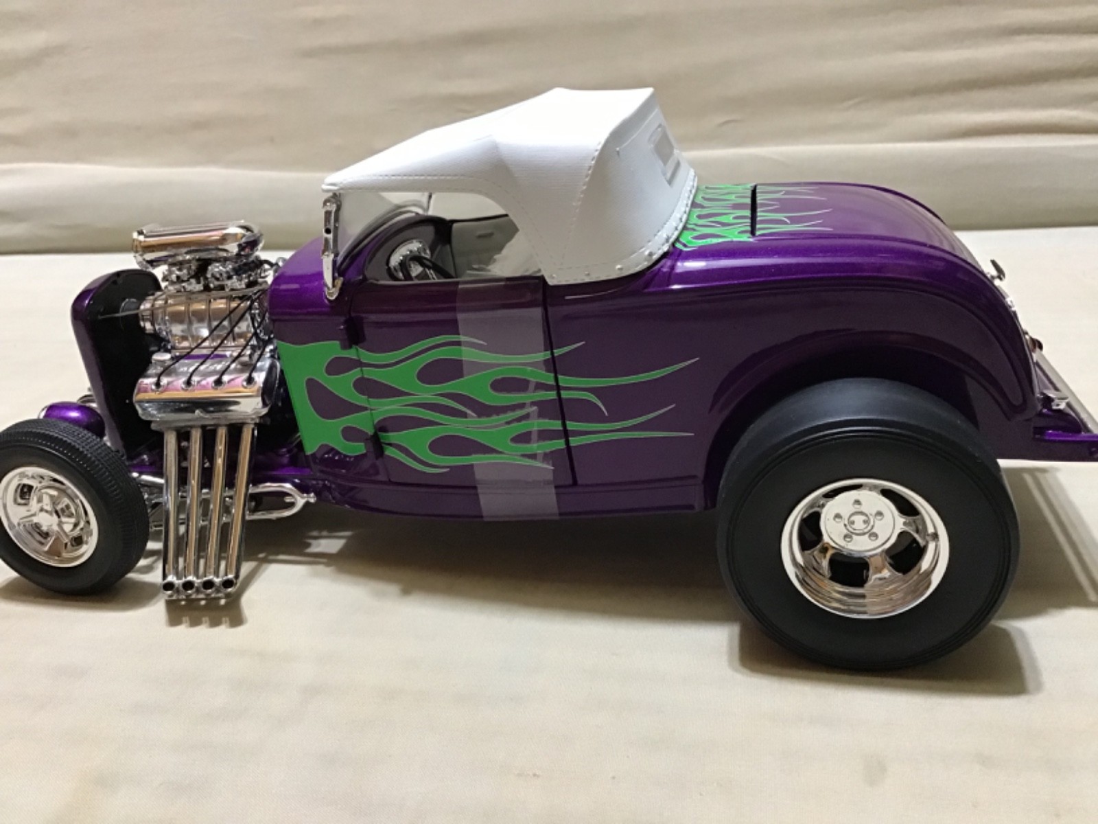 FORD 1932 RAT FINK WITH FIGURE PURPLE FLAMED ROADSTER 1/18 ACME #A1805020 NICE