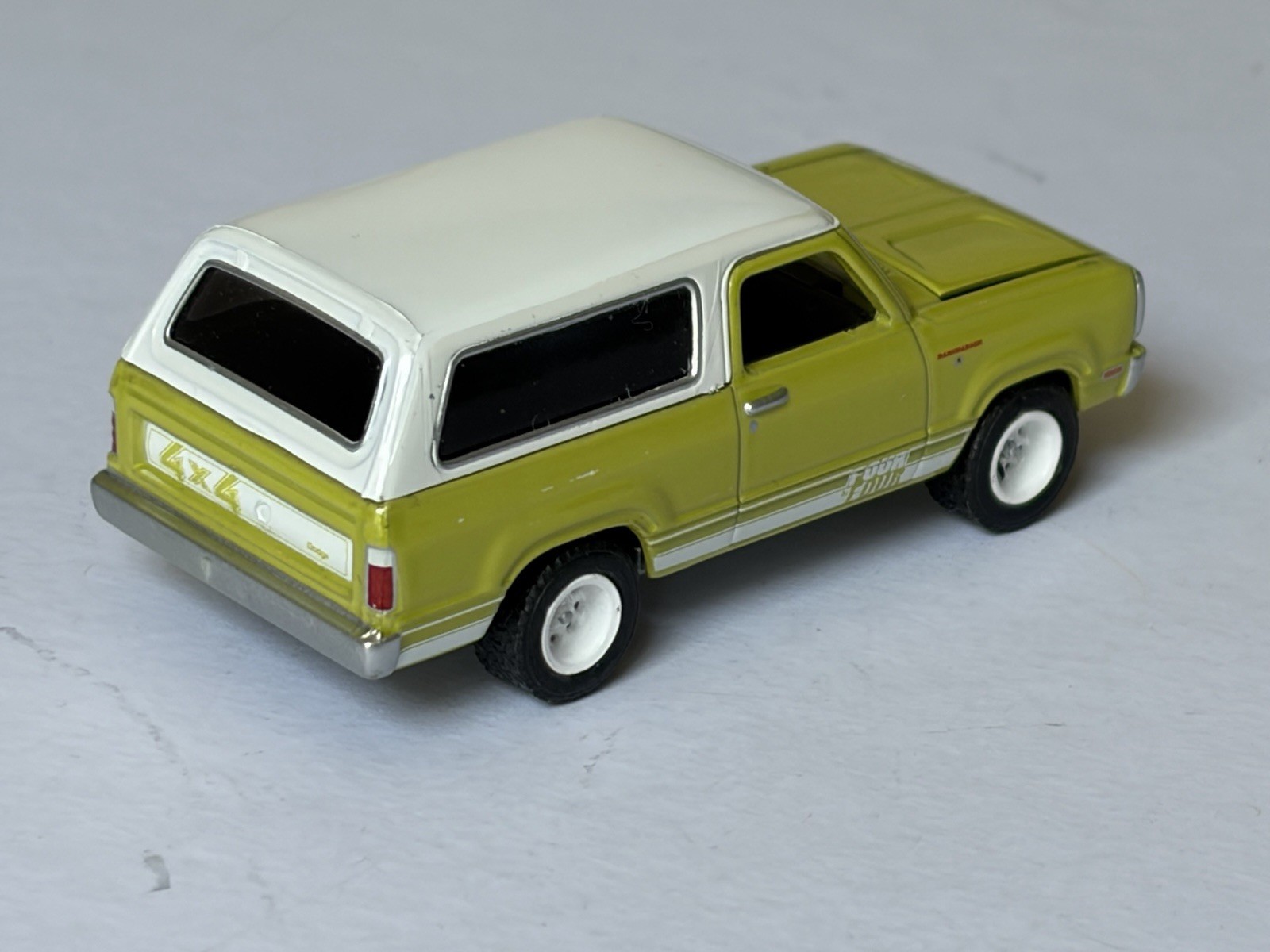 Greenlight 1977 Dodge Ramcharger 1:64 All Terrain, lime-green
