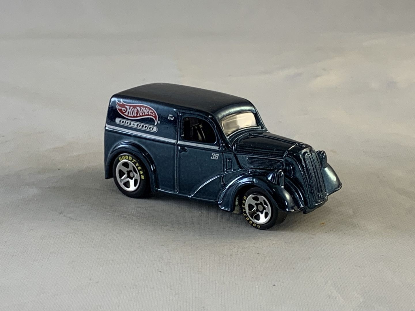 Hot Wheels Anglia Panel Truck 2006 Classics Dark Blue GY5SPs