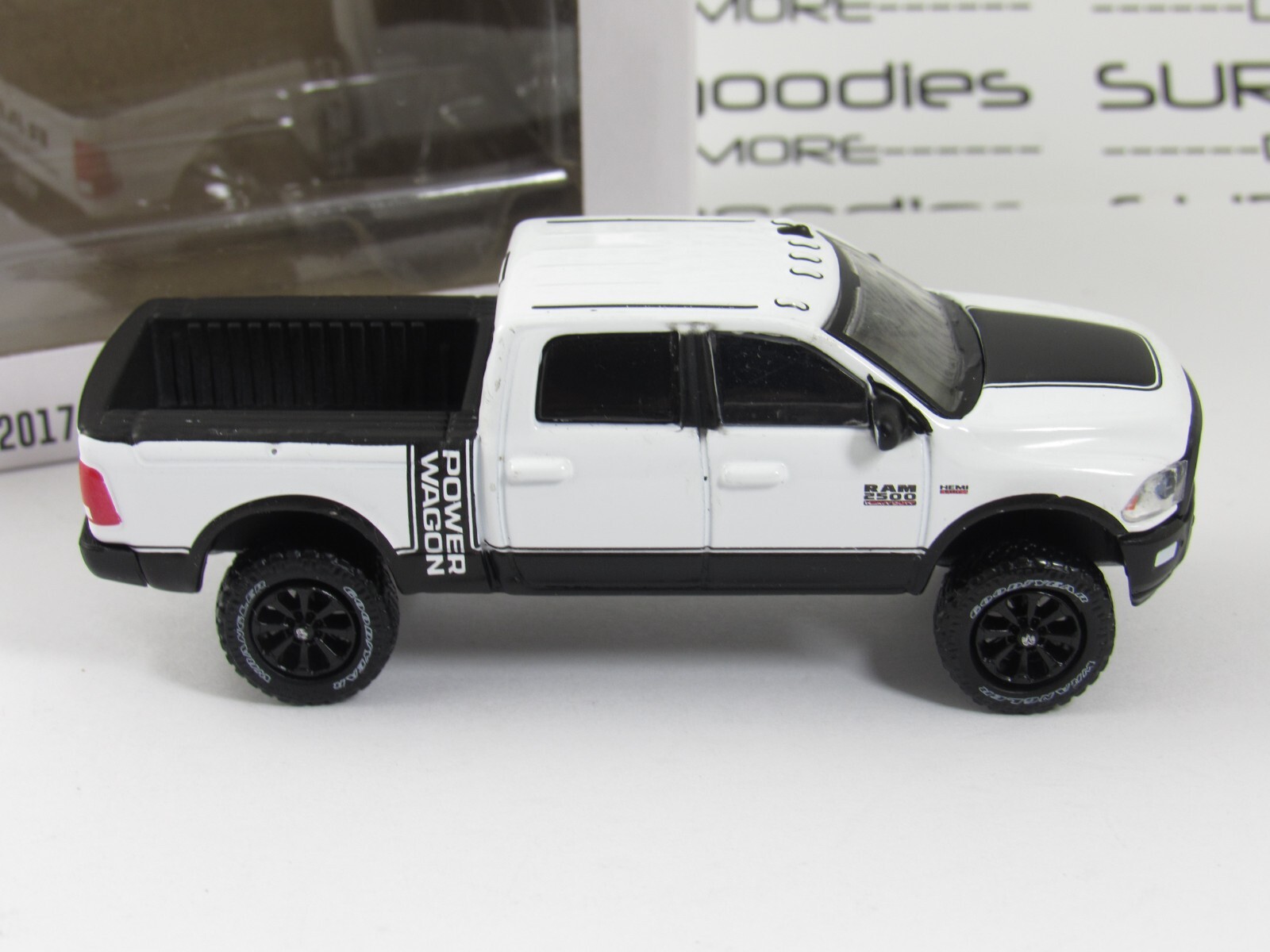 2024 Greenlight 1:64 LIFTED White 2017 DODGE RAM 2500 POWER WAGON Pickup 51582-A