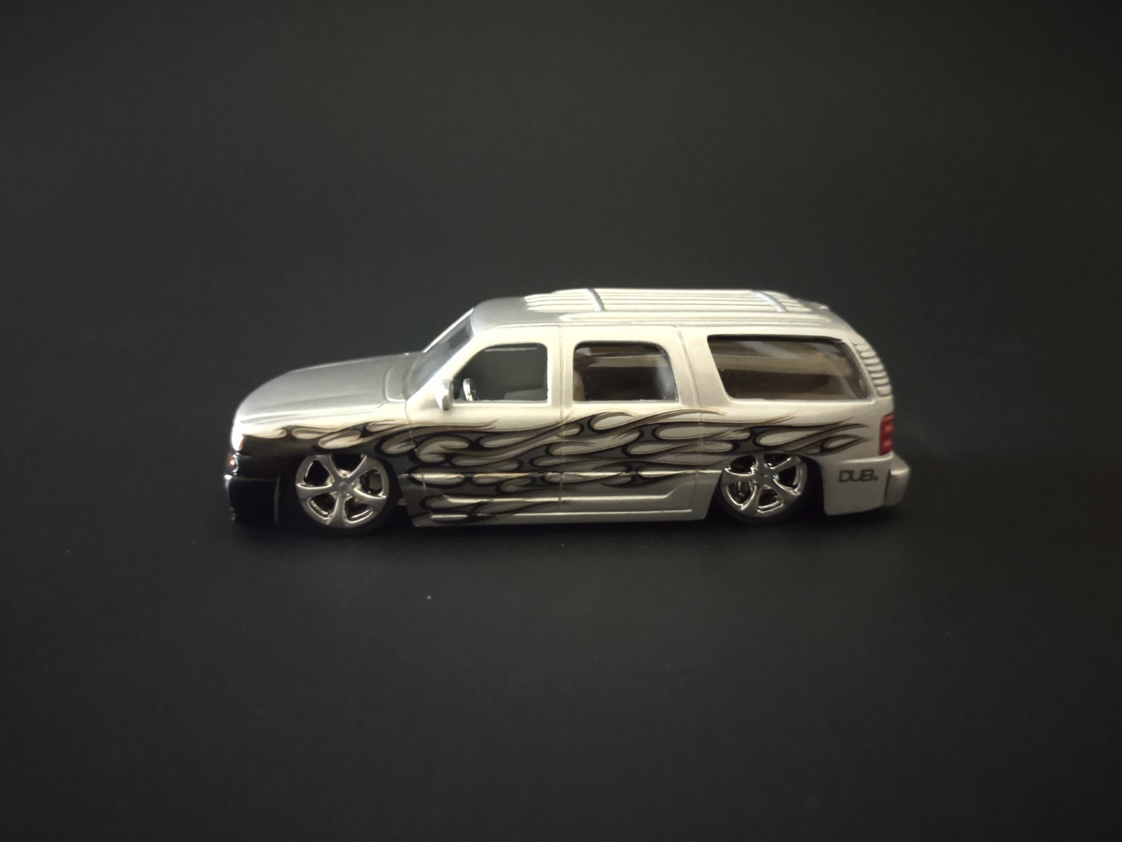 Jada Dub City 2002 GMC Yukon Denali Silver Black Flames 1:64 Diecast