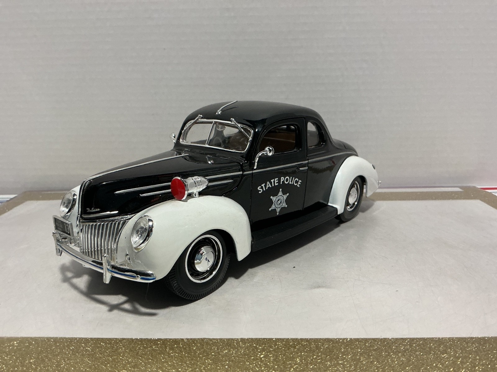 1/18 MAISTO 1939 FORD DELUXE TATE POLICE WHITE/BLACK ON TAN