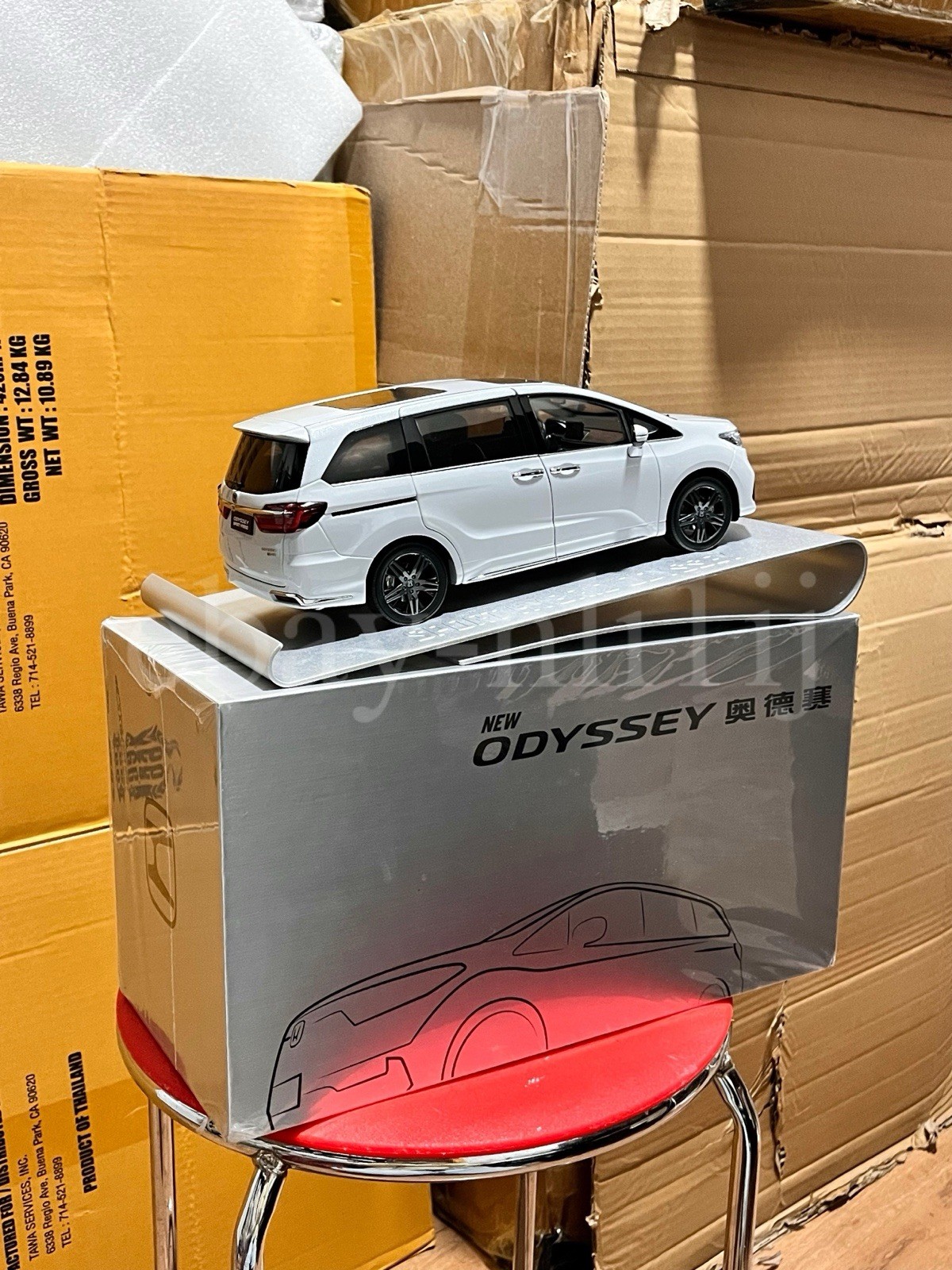 1:18 Scale Honda Odyssey Absolute Black Edition White Diecast Model With Base
