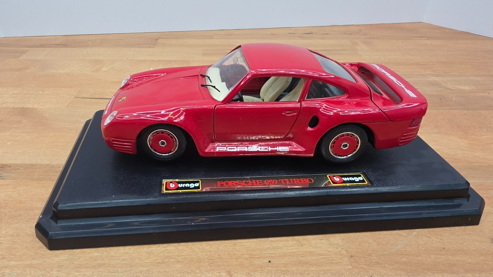 Bburago Diecast 1/24 Porsche 959 Turbo With Stand