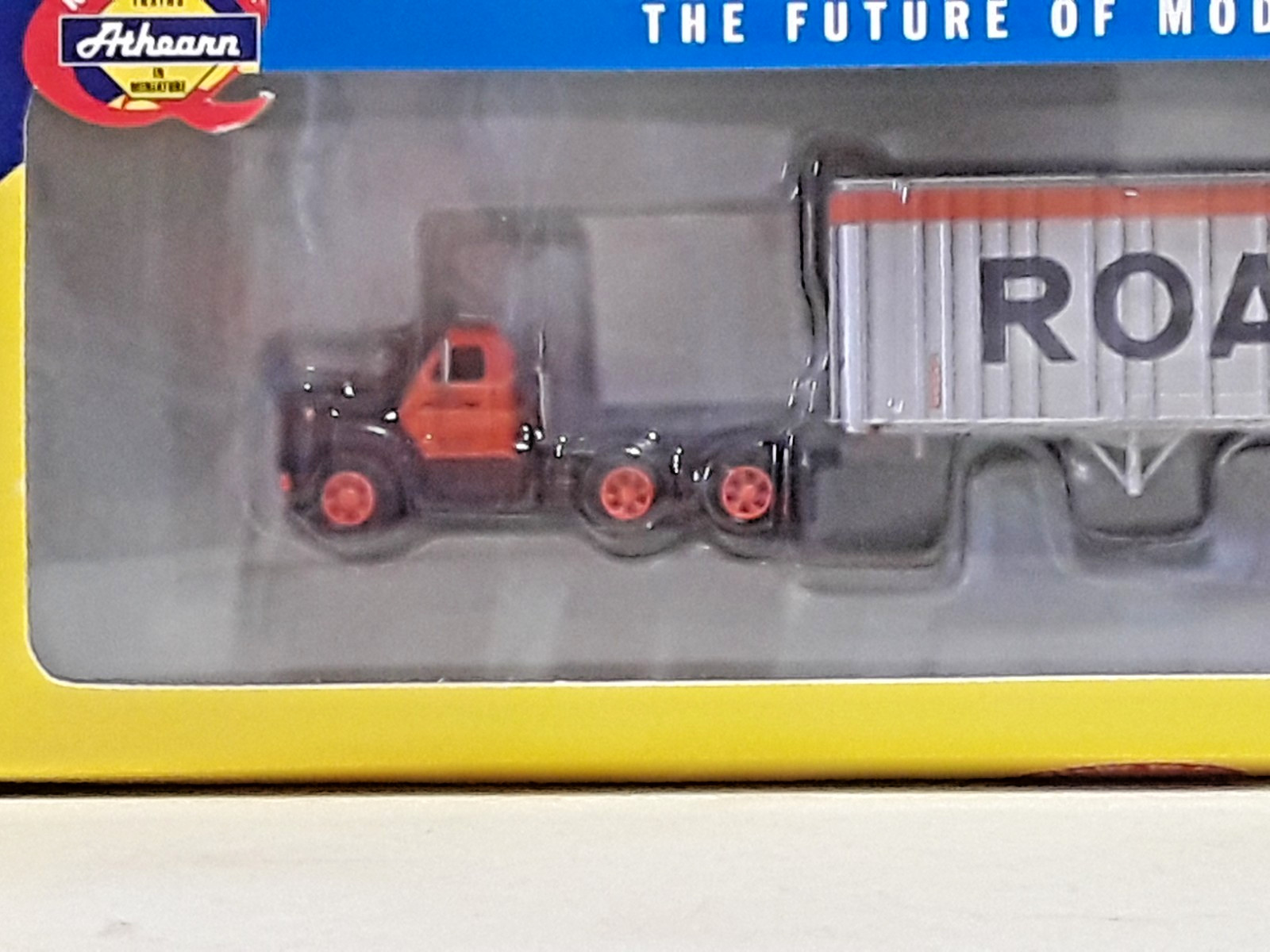 Athearn HO Scale 70988 Roadway MACK B Tractor w/ 40′ Exterior Post Trailer (-185