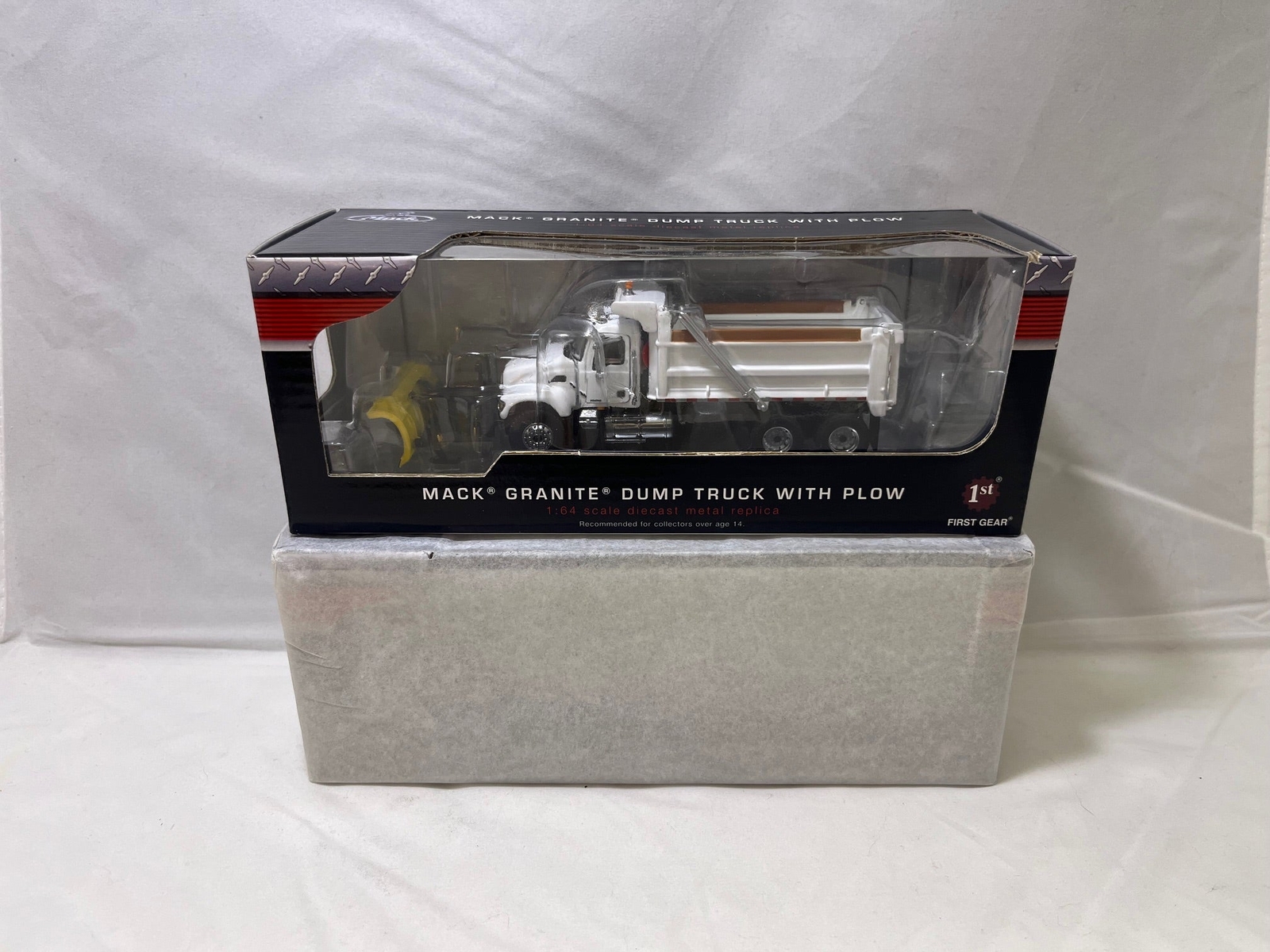 # 01211 – 1st Gear Mack Granite Dump Trucks w/Plow – 2 Pcs.