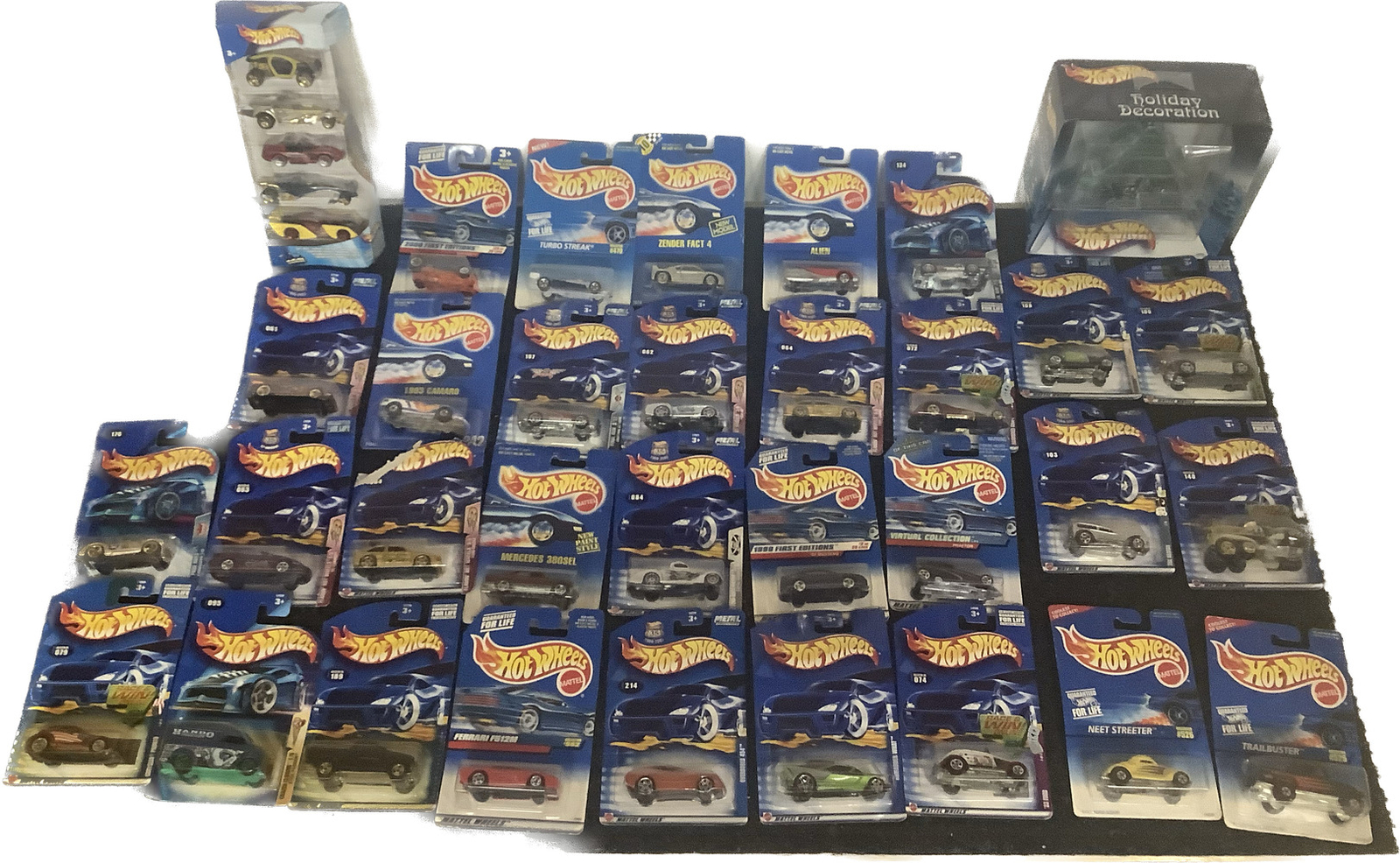 Hot Wheels Bundle – Set of 33 Assorted Cars – (PLEASE SEE PHOTOS) (9250618)