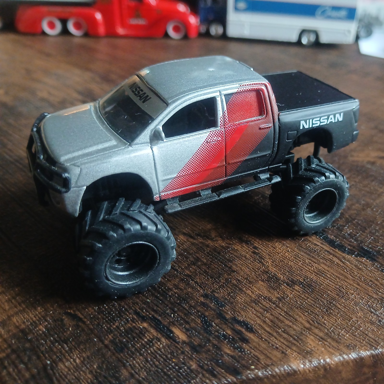 2023 JADA JUST TRUCKS WAVE 38 – 2006 NISSAN TITAN silver, black & red