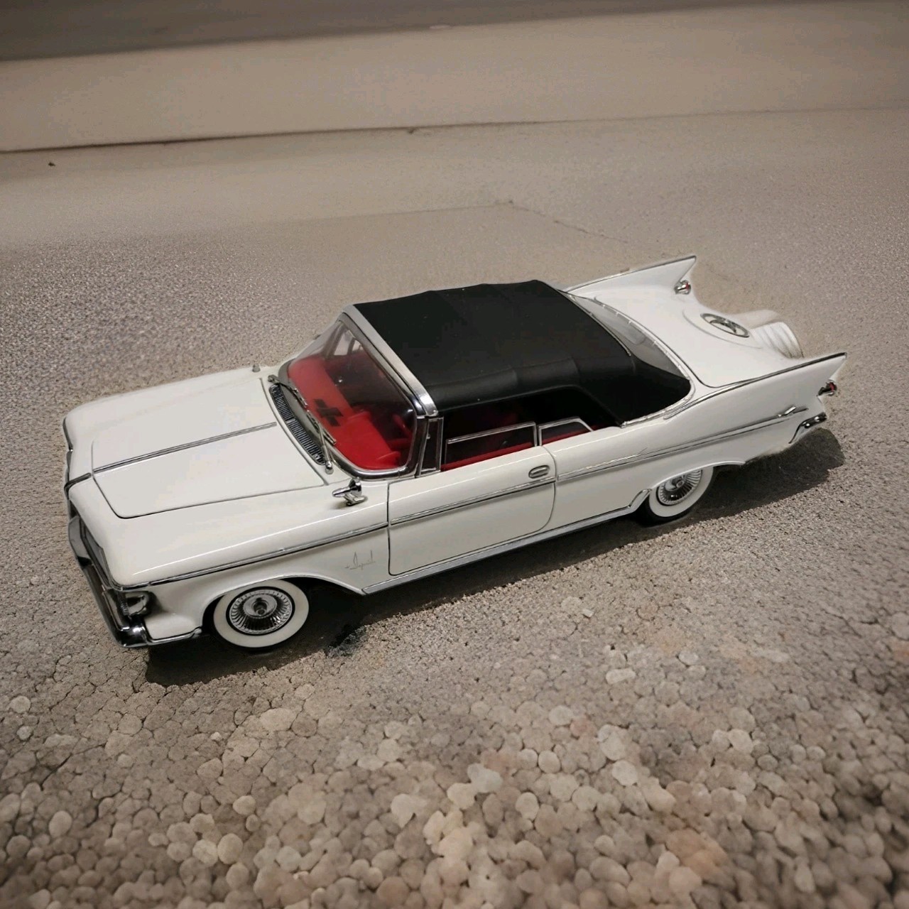 Yat Ming Road Signature 1961 Imperial Crown Convertible White 1:18 Removable Top