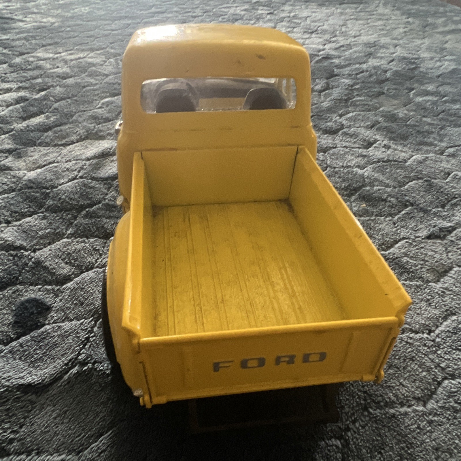 Vintage 90s Road Legends 1:18 1953 Ford F100 Pickup Yellow Opening Hood Doors