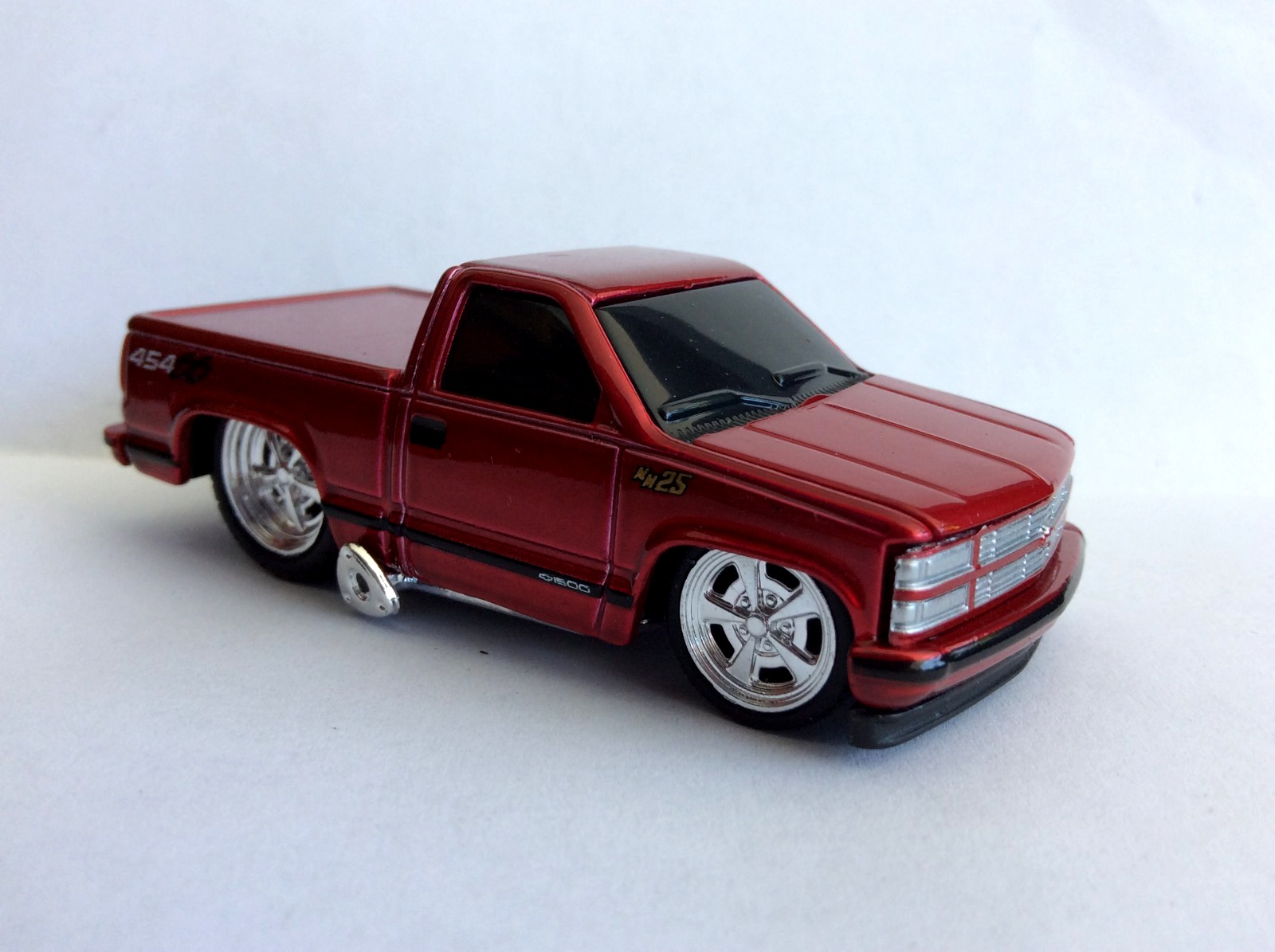 MUSCLE MACHINES 1993 CHEVROLET 454 SS PICKUP TRUCK – 1/64 DIECAST – RED