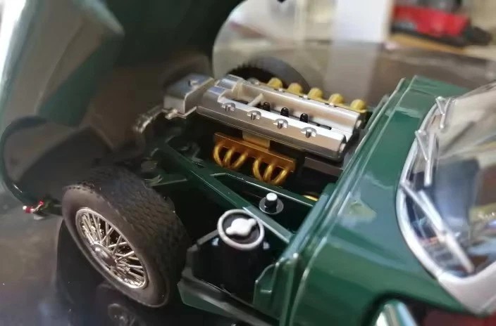 1:24 Jaguar E-Type Vintage Diecast Car – 1961 Classic Model w/ Light Toy Gift