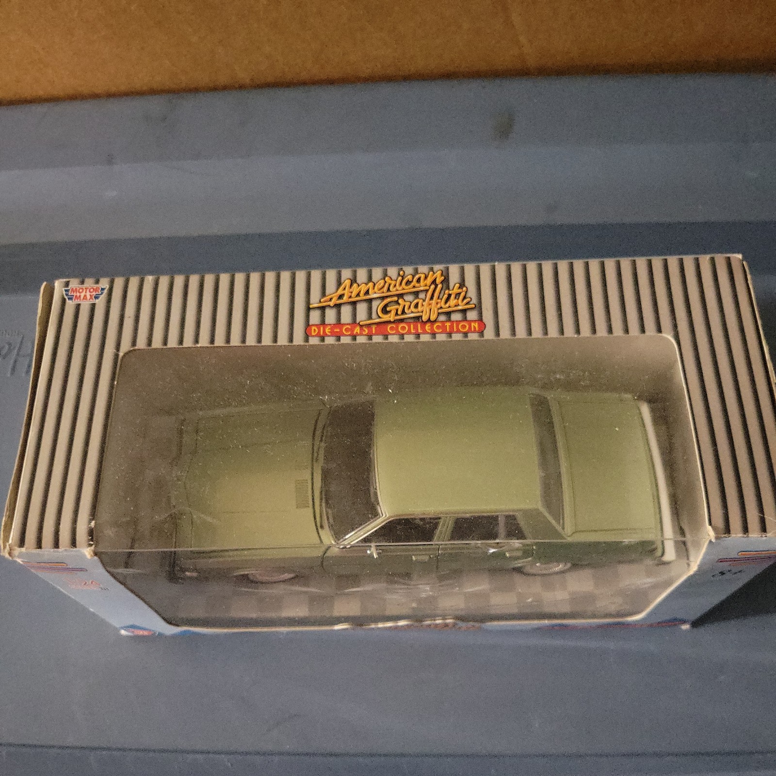 MOTOR MAX – 1986 Dodge Diplomat Salon AMERICAN GRAFFITI 1:24 Scale Diecast Green
