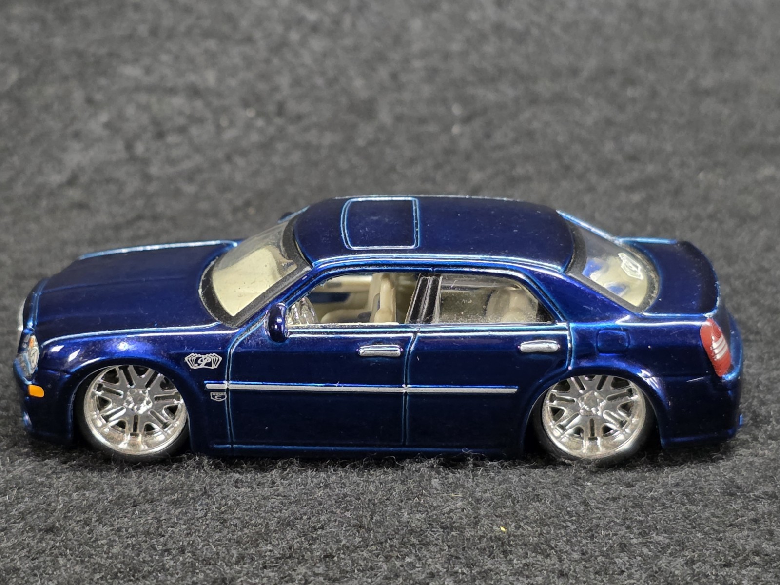 1:64 Maisto Playerz 2005 Chrysler 300C Hemi