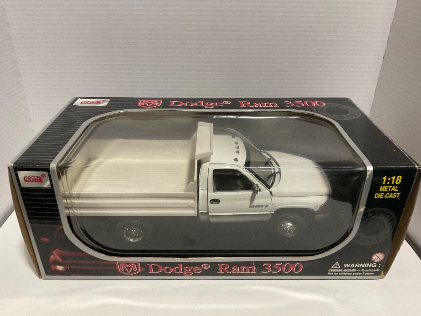 1:18 ANSON DODGE RAM 3500 WHITE ON GREY
