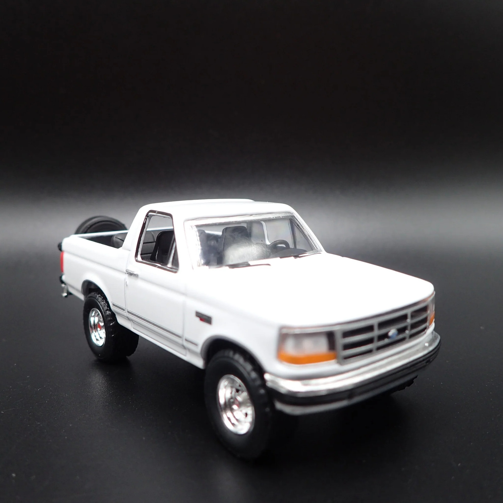 1993 93 FORD BRONCO XLT WHITE 1:64 SCALE COLLECTIBLE DIORAMA DIECAST MODEL CAR