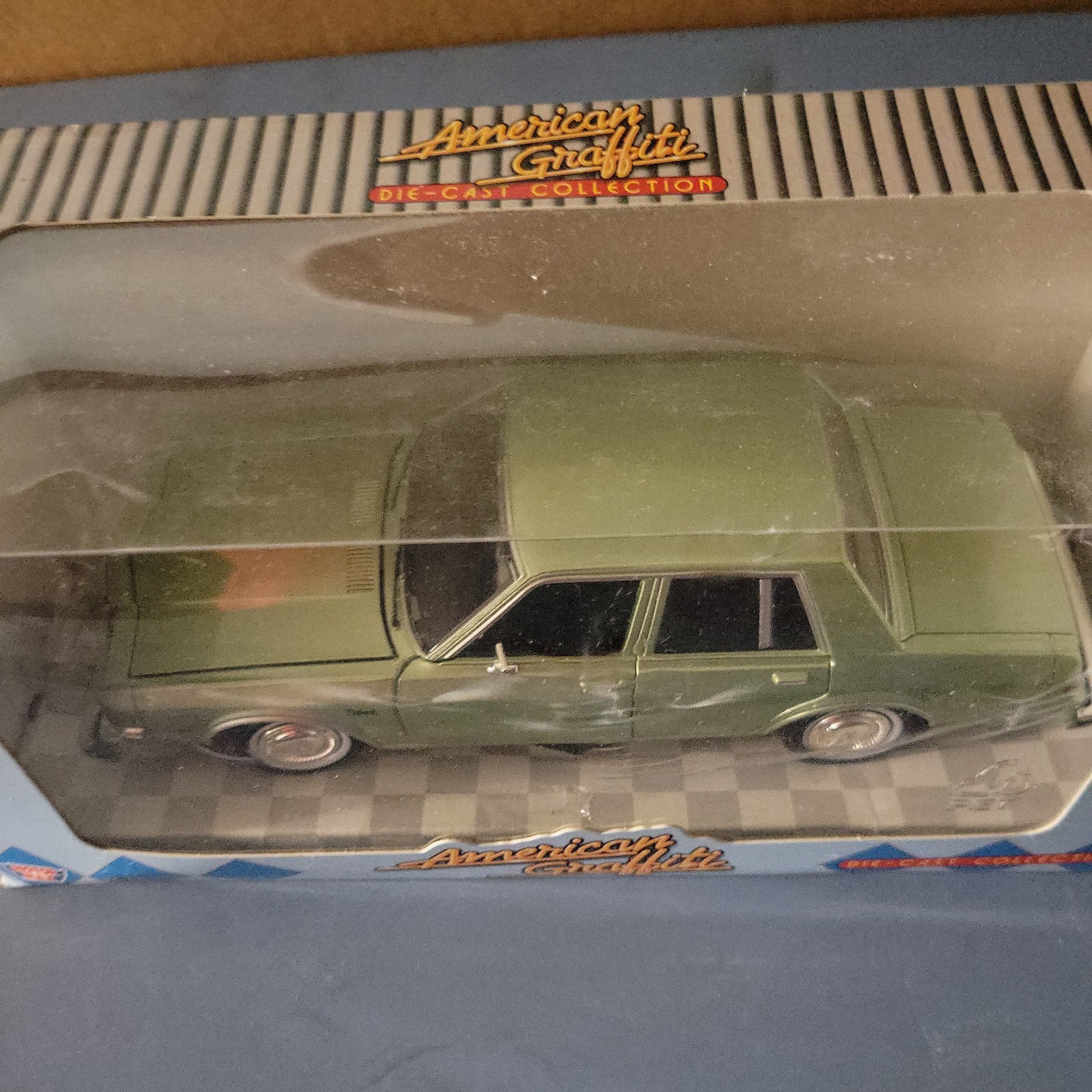 MOTOR MAX – 1986 Dodge Diplomat Salon AMERICAN GRAFFITI 1:24 Scale Diecast Green