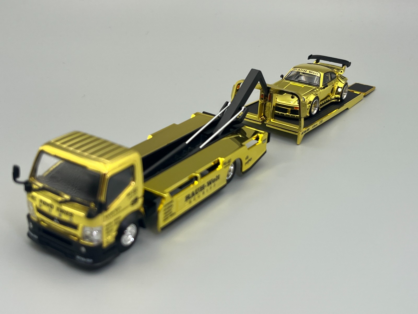RWB 930 and Transporter Gold Porsche 911 HEC 2026 Exclusive Poprace 1/64 scale