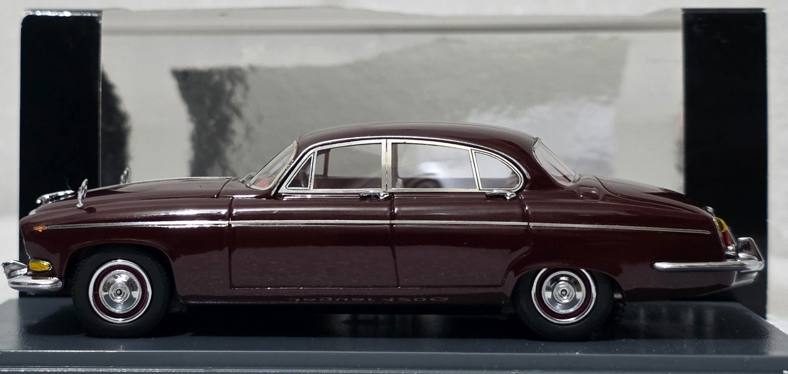 Jaguar 420G RHD 1967 Red 1/43 Neo NEO43908 Resin Model OVP